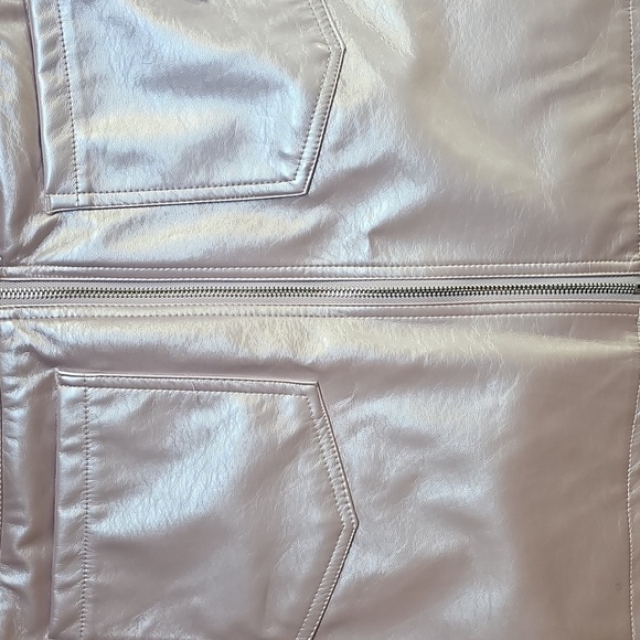 Tinseltown Juniors' Metallic Pink Mini Skirt, Size L - Picture 3 of 3